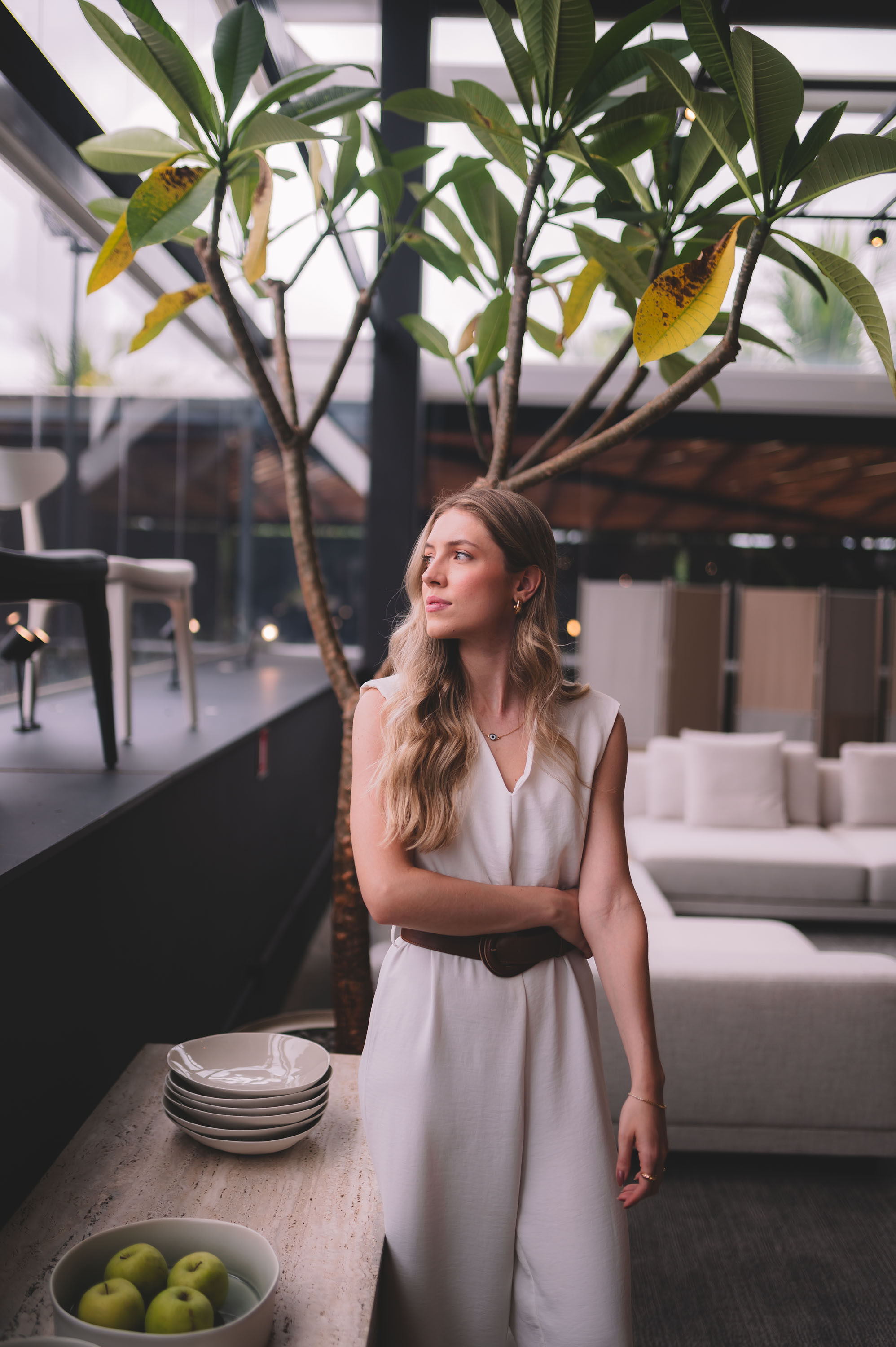 Milena Alvares em ambiente contemporâneo